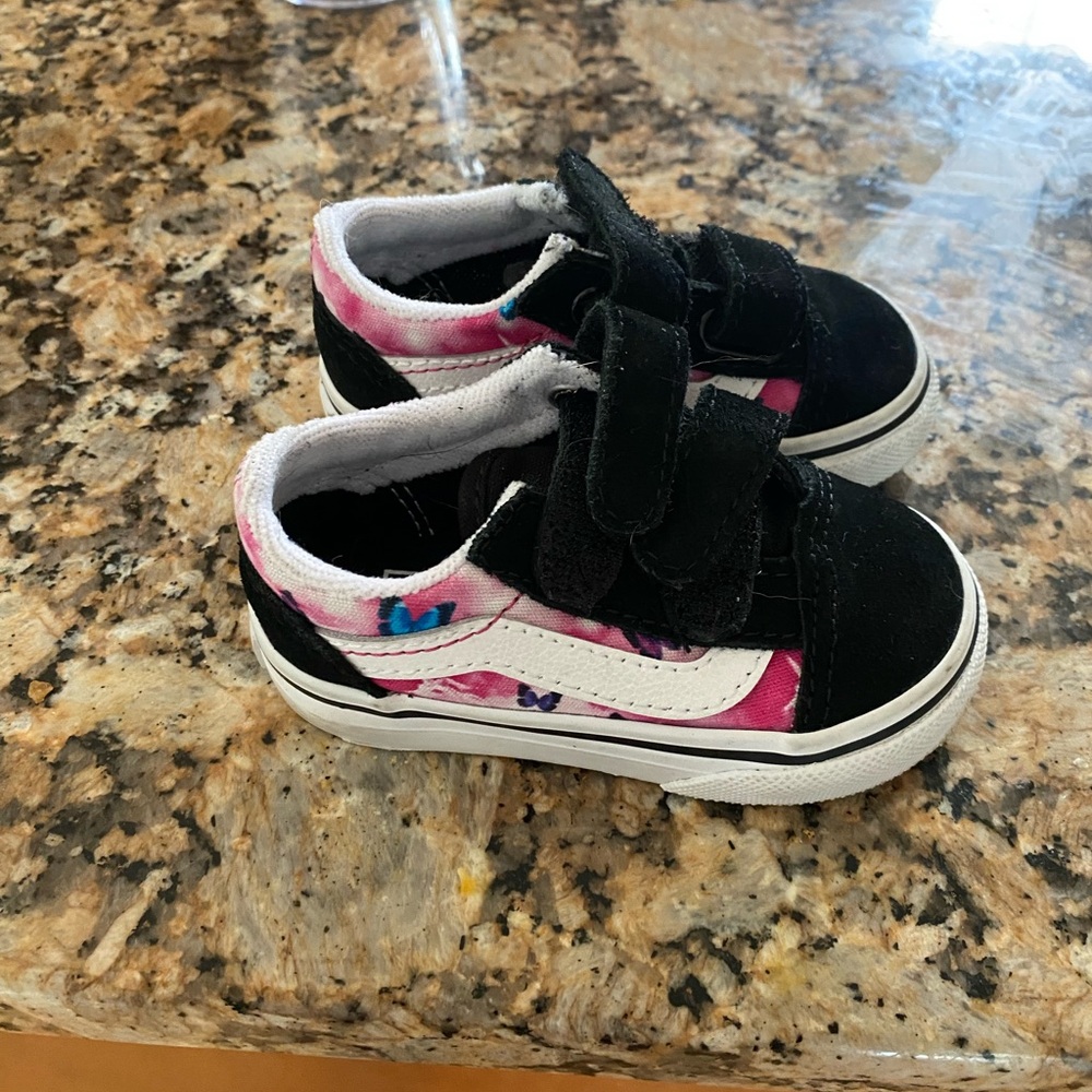 Old school V butterfly dream Vans baby 4 
Worn once